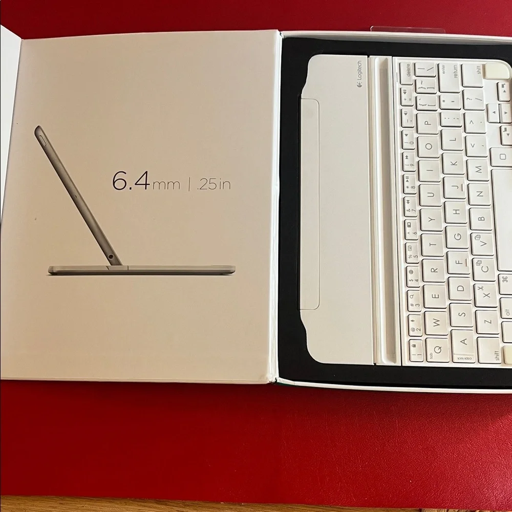Logitech Ultrathin Magnetic Keyboard Cover - Silver